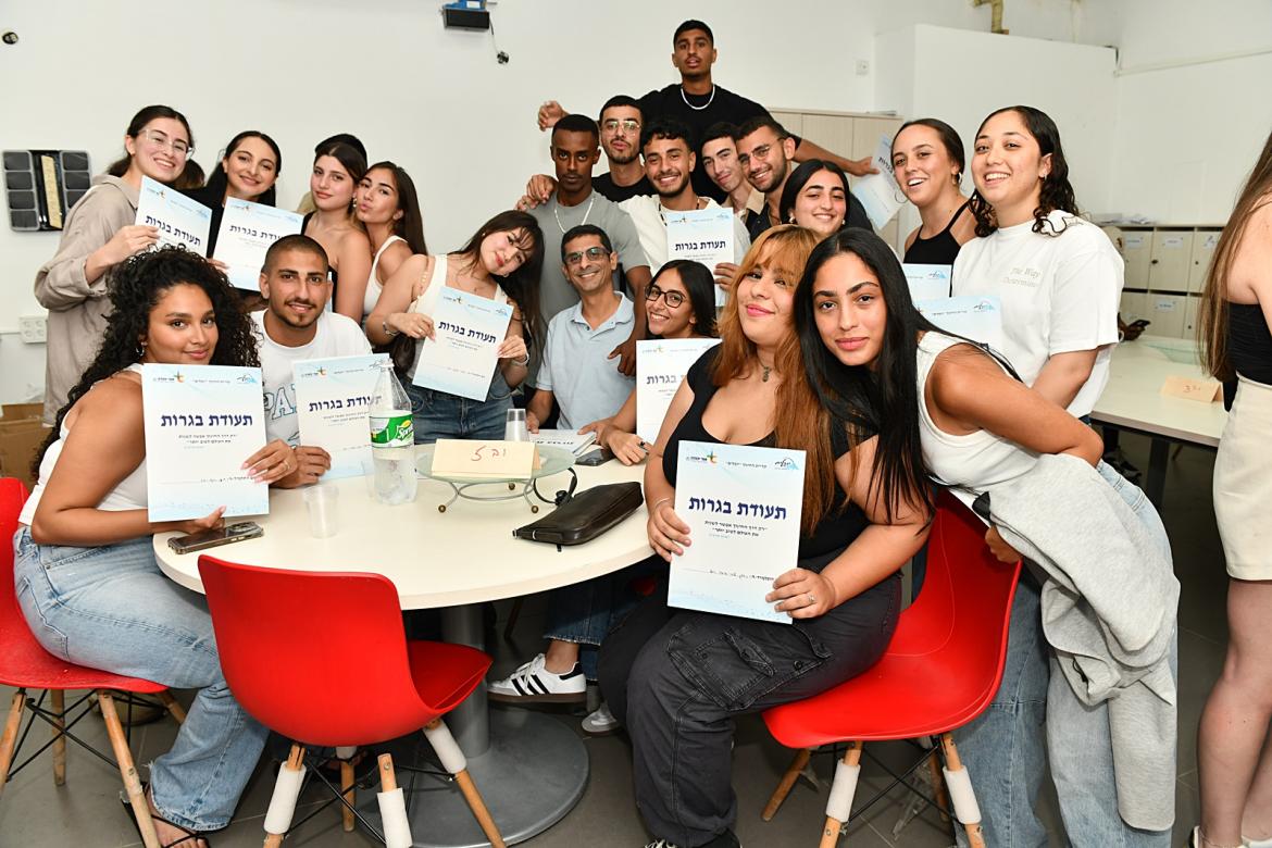 בשנת 2015, לצורך ההשוואה, נתוני התיכון עמדו על 73.8 אחוזים בלבד.