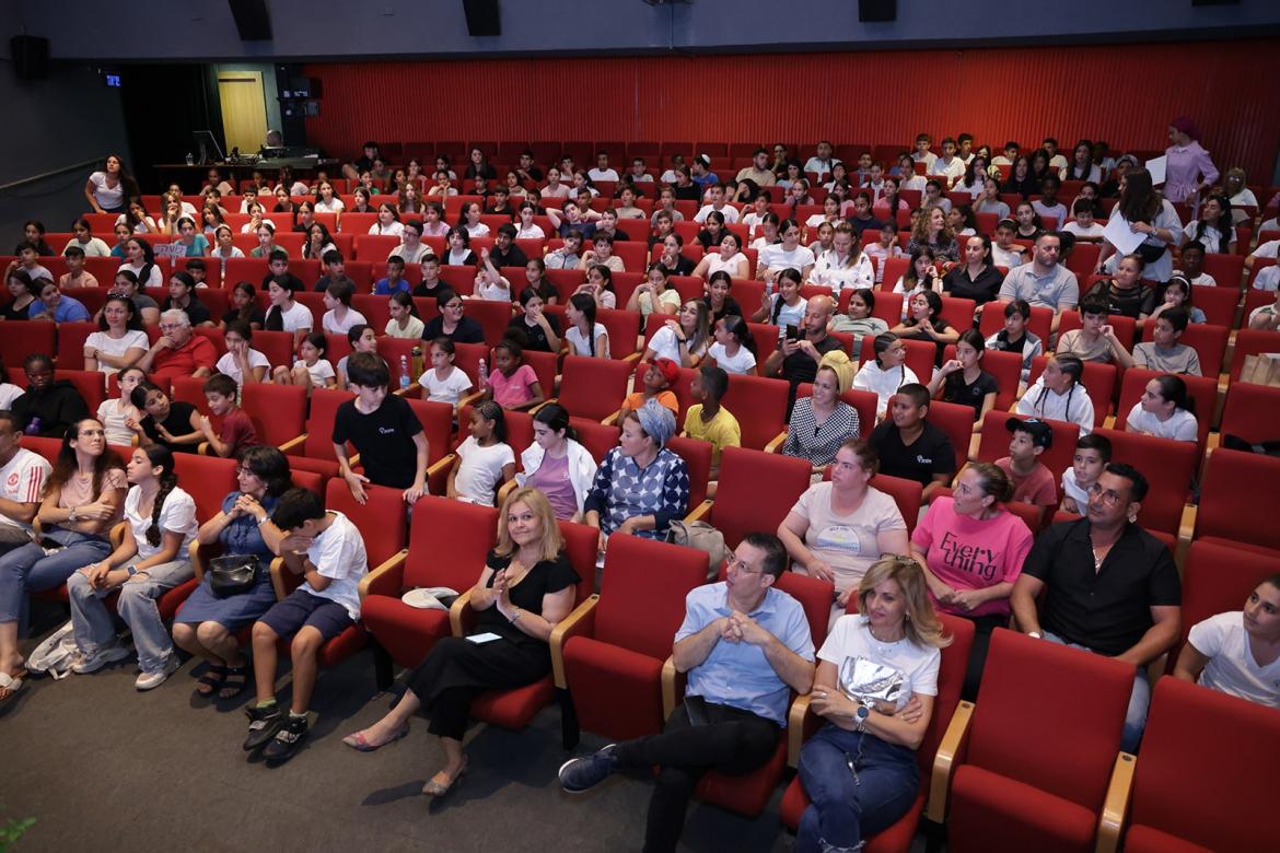 17 תלמידות ותלמידים משמונה בתי ספר יסודיים בעיר באירוע שנערך עבורם בהיכל התרבות.