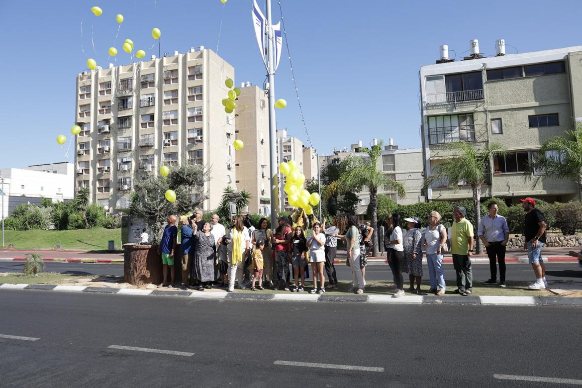 הלוואי שהתערוכה הבאה תהיה עם תמונות חזרה של כל החטופים".