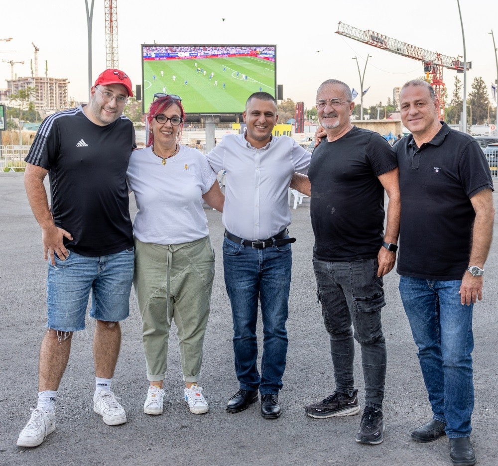 דוכני פופקורן, שתייה וחטיפים מתוקים.