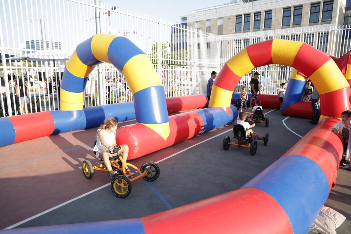 כ-2,000 תושבים,