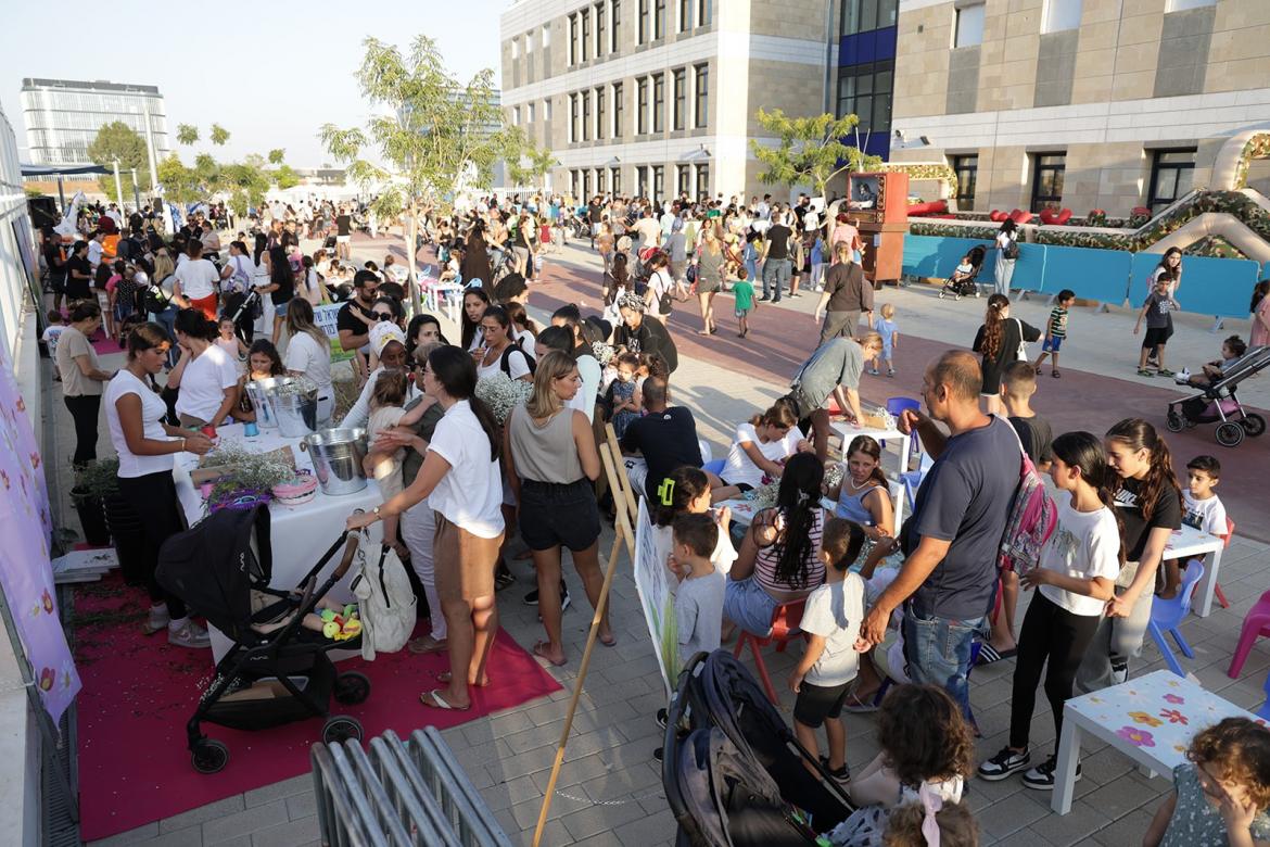 קופיקו עם צוות שחקנים ודמויות נוספות.