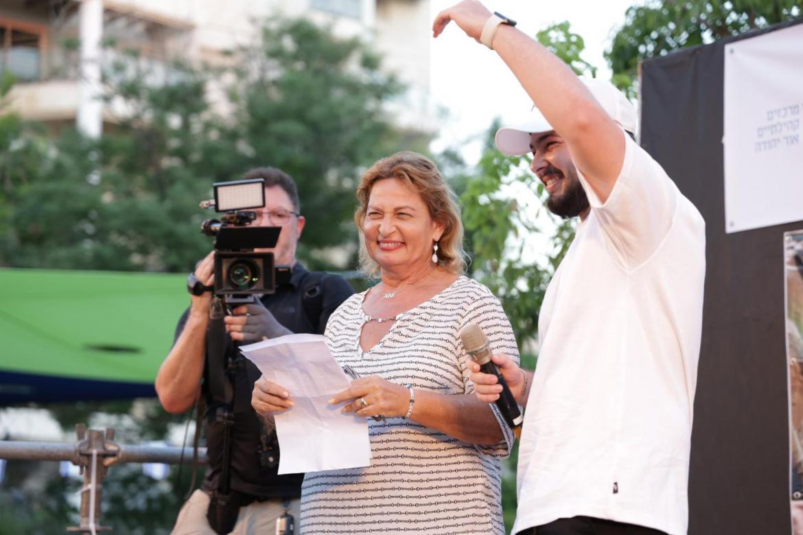 אלמוג מאיר ג'אן הנרגש עלה על הבמה ואמר