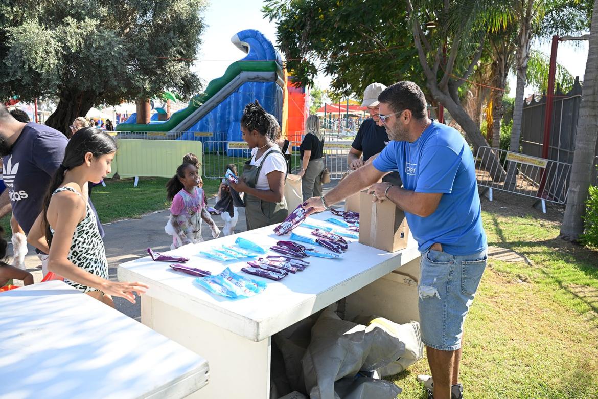 כ-2,000 תושבים