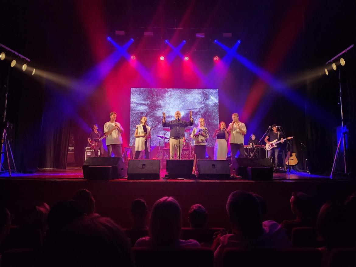 המופע, שנערך מול אולם מלא בקהל, 