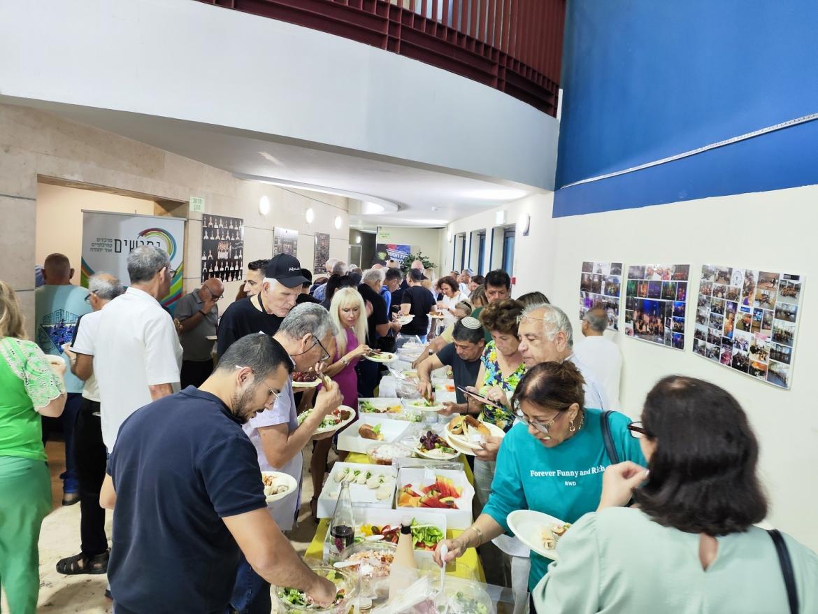 מכיבוד עשיר וממפגש חברתי.