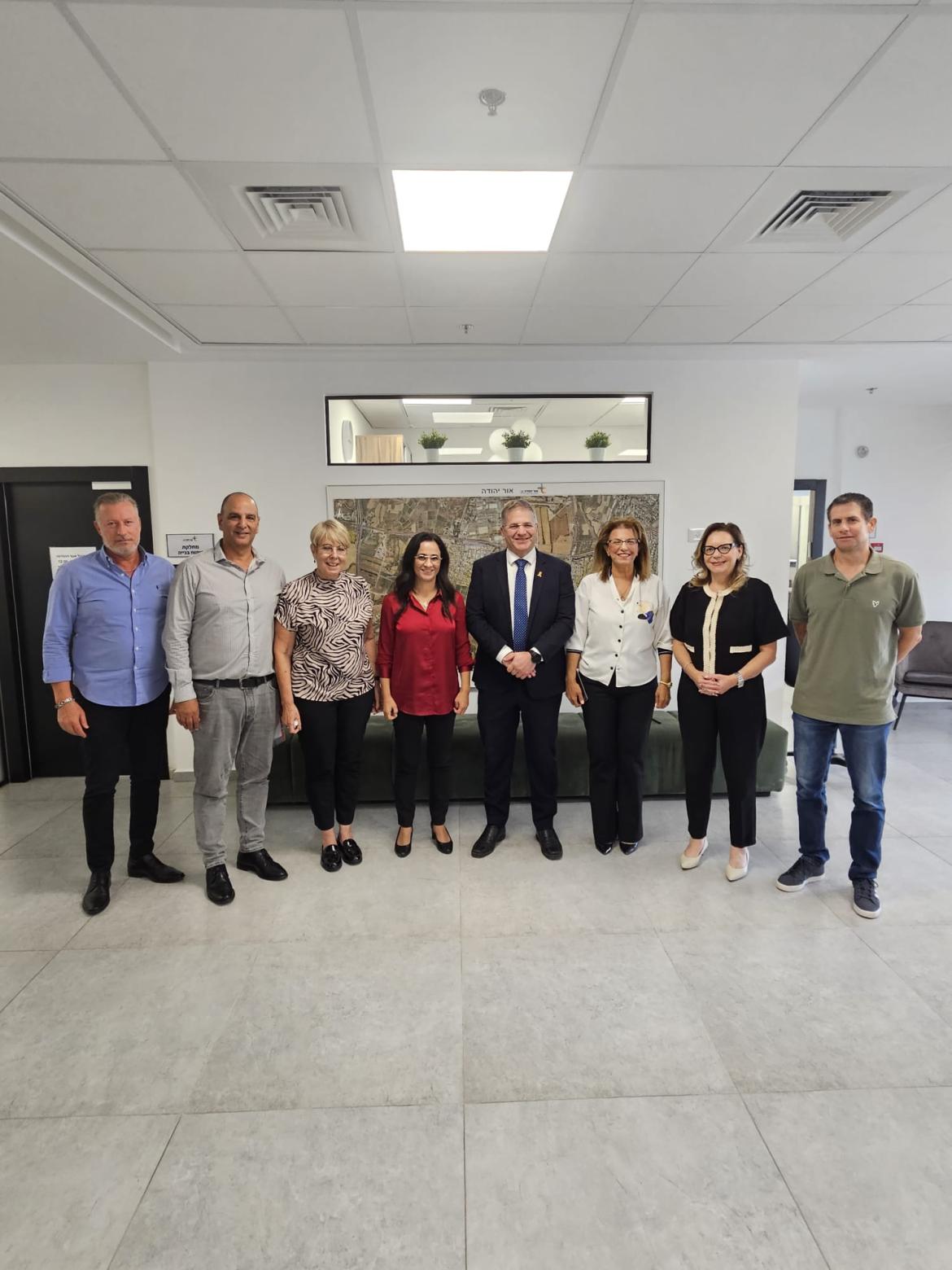 יוצאים לעבוד 