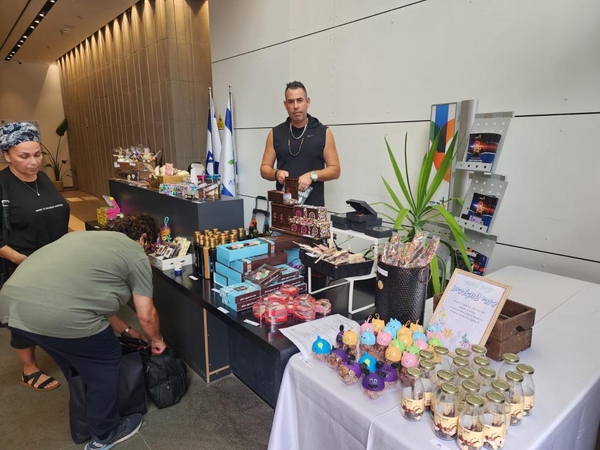 מאות מבקרים 