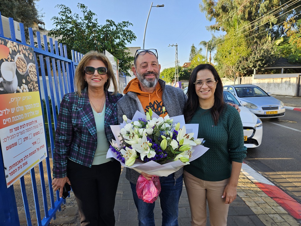 הענקת זר מראש העיר ליאת שחוט למורדי גיגי מנהל בית הספר