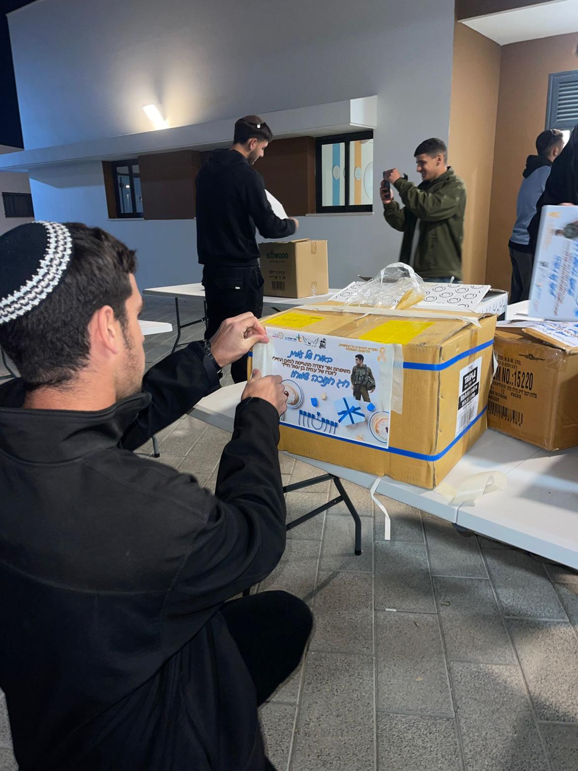 מאירים לחיילים