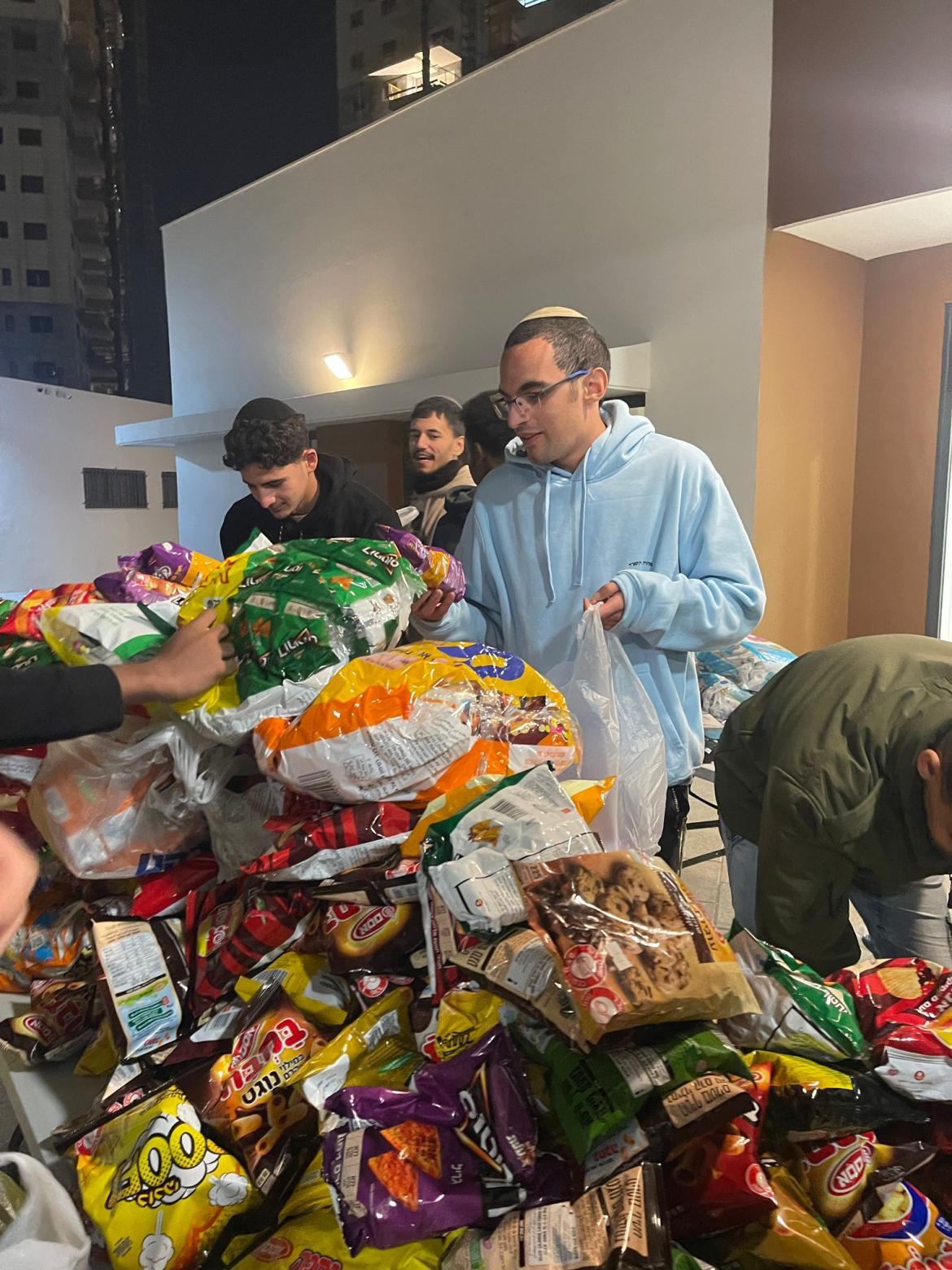 ובזכרונותיו מעמית.