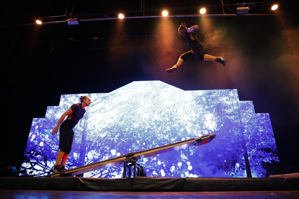 על הבמה כדי לקבל