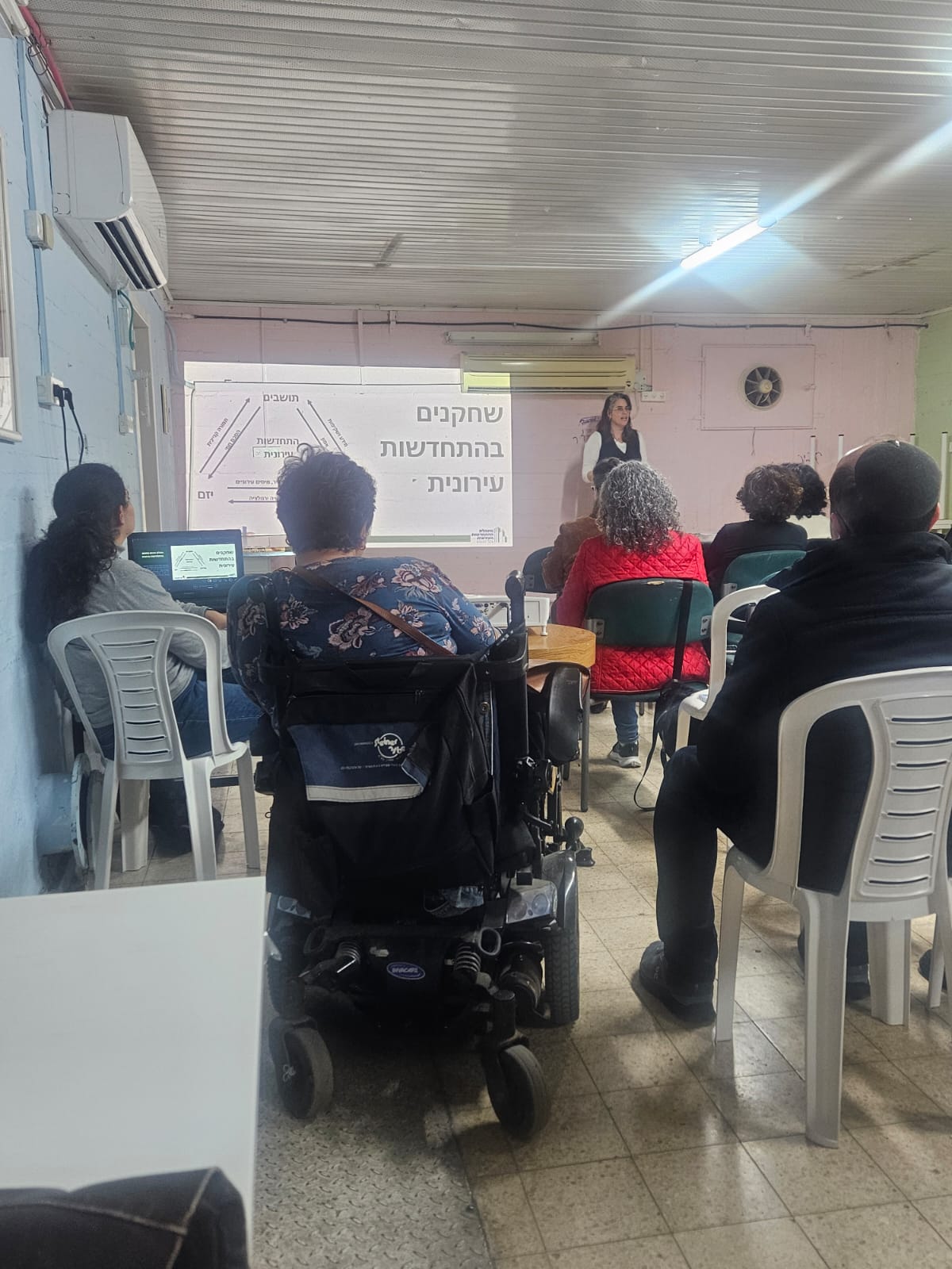 זה המקום לציין כי המנהלת 