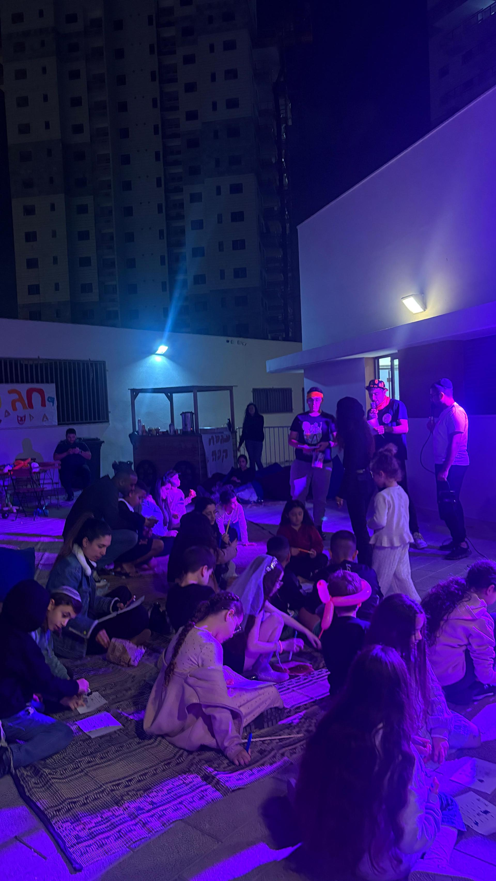 חגיגית ושמחה רבה