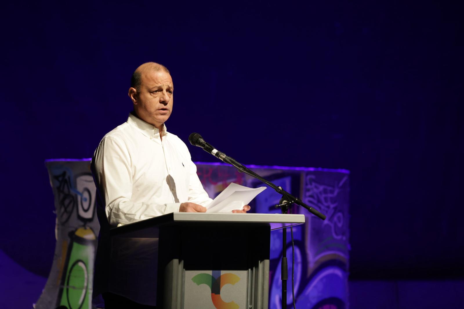 כשבתחילתו נשאו דברים רב העיר