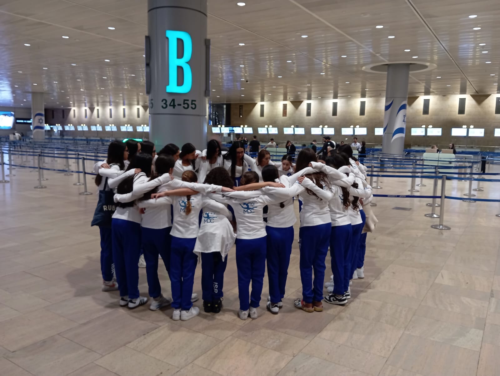 מספר את סיפורם של מטיילים בדרכם לטיסה