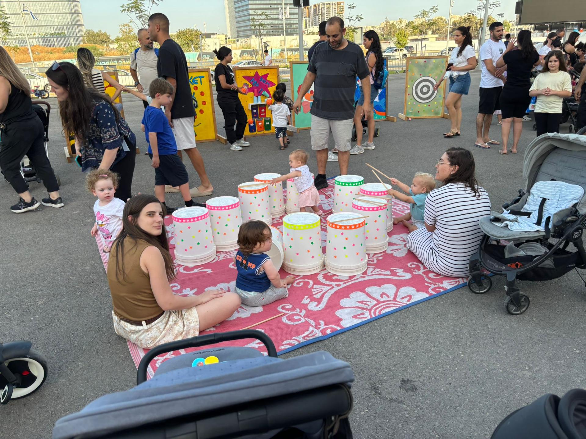 לא רחוק משם,