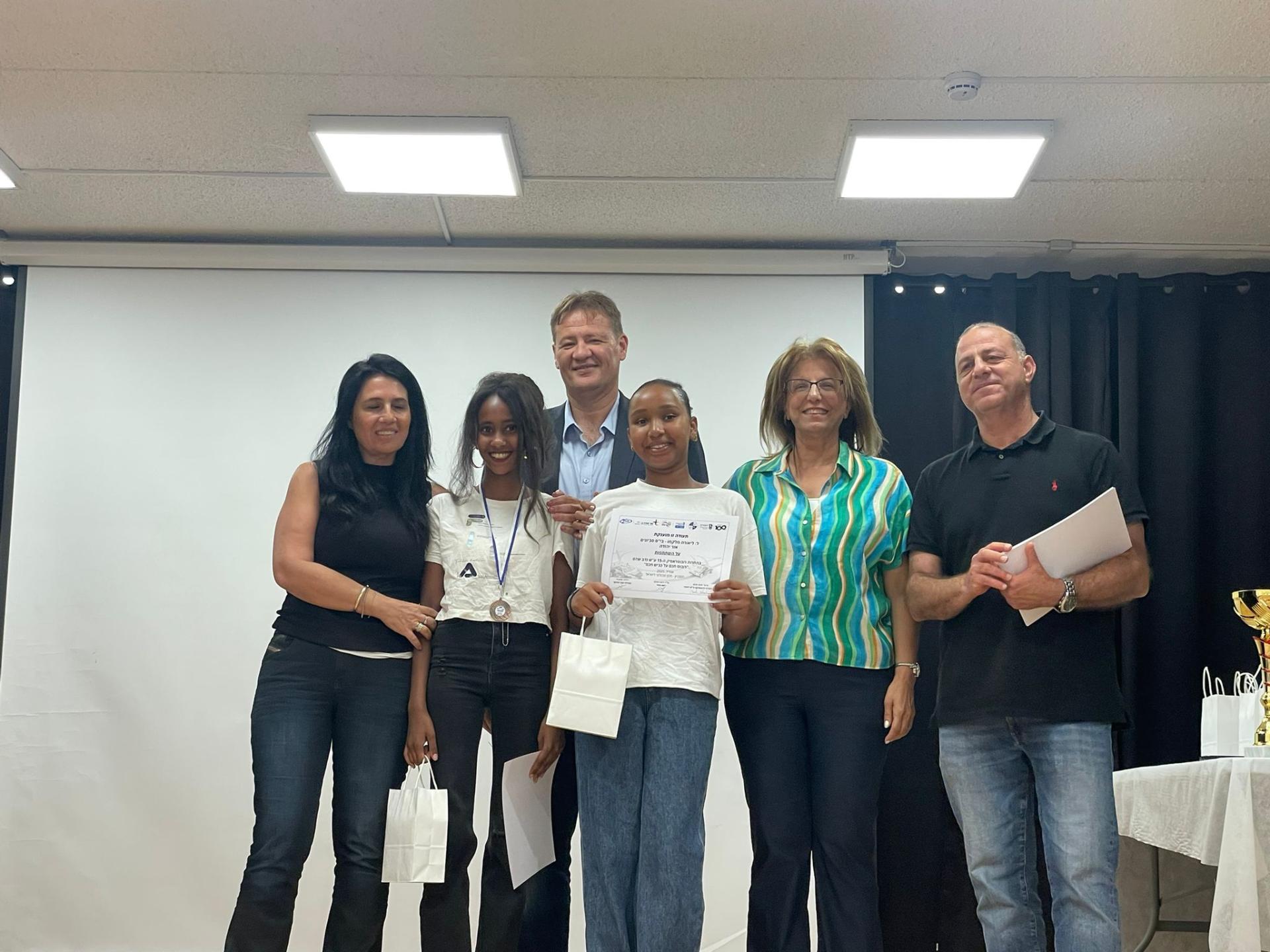 37 תלמידים מעשרה בתי ספר 