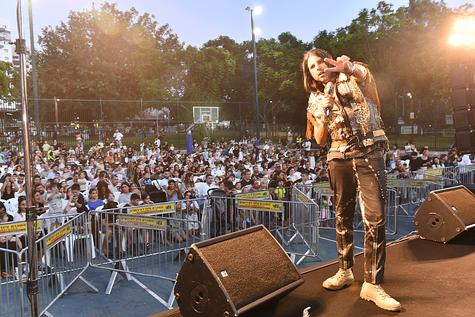 דרך חוויות משותפות. 