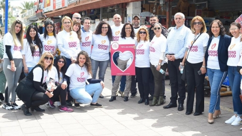 ראש העיר עם עובדי העירייה בשוק אבו לאבן.JPG