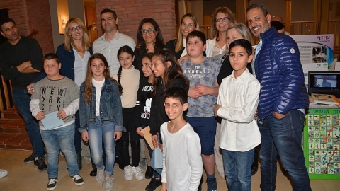 תלמידי סביונים מציגים.JPG