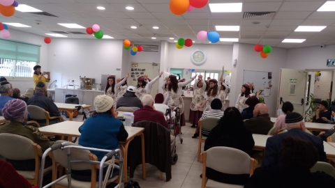 מדעים ויהדות מופיעים בפני הקשישים.jpeg