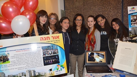 תלמידות אור חנה מציגות.JPG