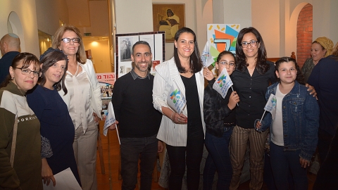 תלמידי אהוד מנור מציגים.JPG