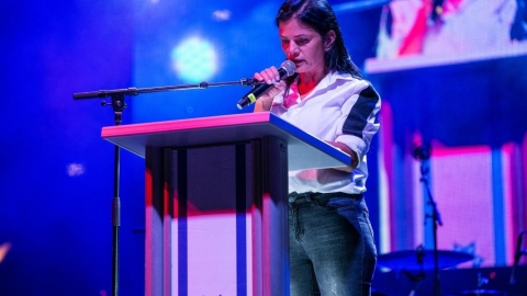 מזל באבי, אחות שכולה.jpg