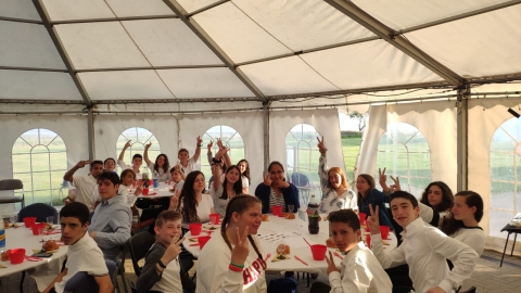 קריית אונו בארוחת שישי במחנה.jpeg