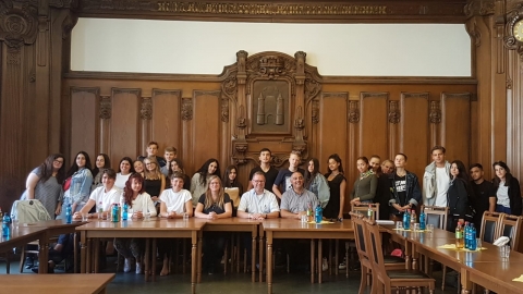 בניין העירייה עם ראש העיר והסגנית.jpeg