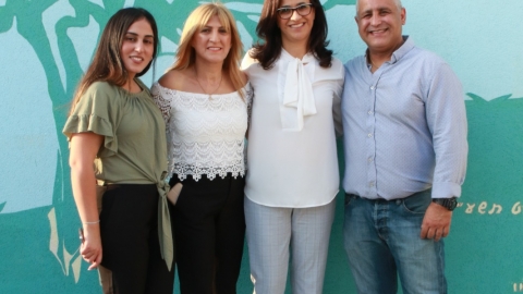 ליאת שוחט עם בני משפחתה של הדר כהן על רקע ציור קיר לזכרה של הדר.jpeg