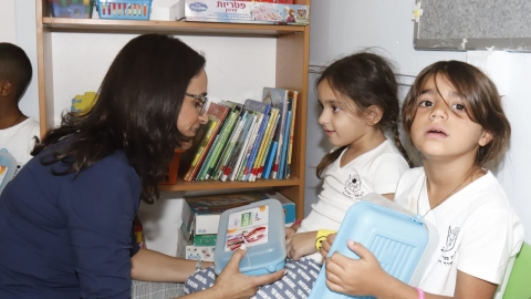 חלוקת קופסאות אוכל באלונים.jpeg