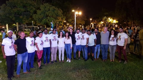 נציגי העירייה יחד עם אחותו של יסמאו.jpg