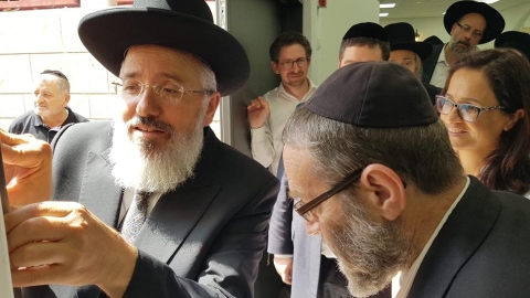 הרב ציון כהן מקבע את המזוזה במכתב מאליהו.jpg