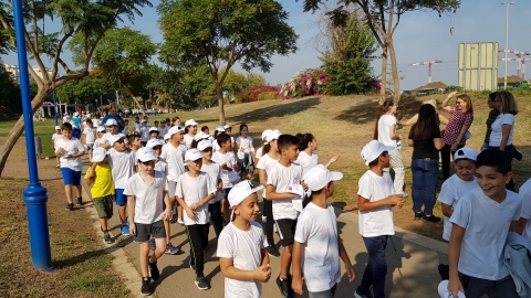 תלמידי בית ספר סביונים צועדים.jpeg