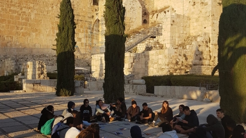 על חומותייך2.jpeg