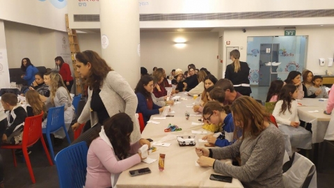 משפחות צמיד בפעילות חנוכה בשטראוס מים.jpg