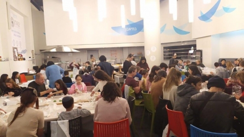 משפחות צמיד בפעילות חנוכה בשטראוס מים 1.jpg