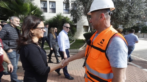 ליאת שוחט עם מנהל הפרויקט באור יהודה מחברת החשמל.jpeg