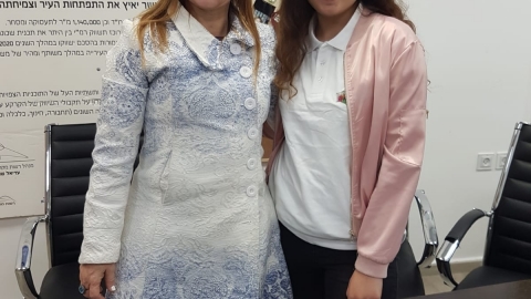 לאה כץ עם מקבילתה.jpeg