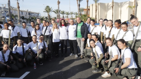 ליאת שוחט ועופר בוזי עם משפחתה של הדר ופלוגת הדר.jpeg