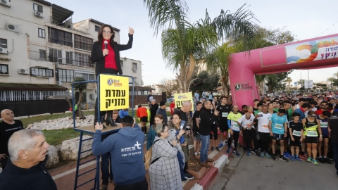 ליאת שוחט מזניקה את הרצים.jpeg