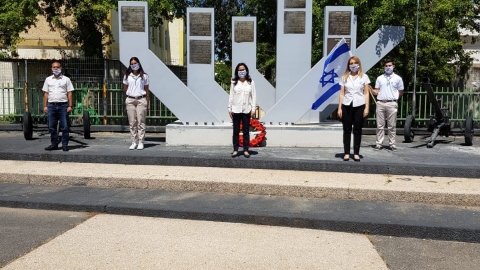 ראש העיר ליאת שוחט עומדת בצפירה בגן הבנים.jpg