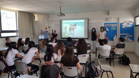 שיעור בתיכון יובלים.jpg