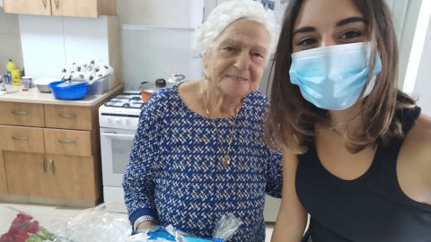 המתנדבים עם ניצולי שואה.jpeg