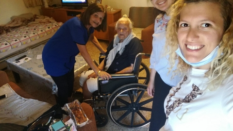 המתנדבים עם ניצולי שואה4.jpeg