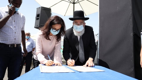 ראש העיר ליאת שוחט ורב העיר הרב ציון כהן חותמים על הקלף.jpg