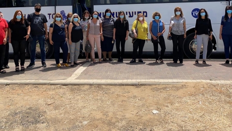 האוטובוס המטייל עם אנשי החינוך.jpeg