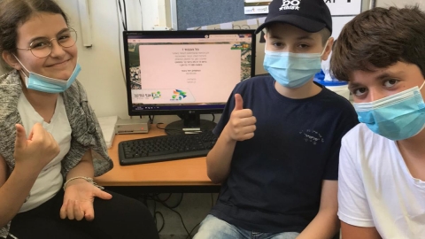 תלמידים משתתפים בחידון2.jpeg